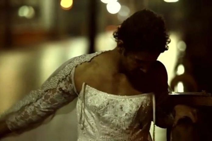 Daniel Oliveira usando um vestido de noiva