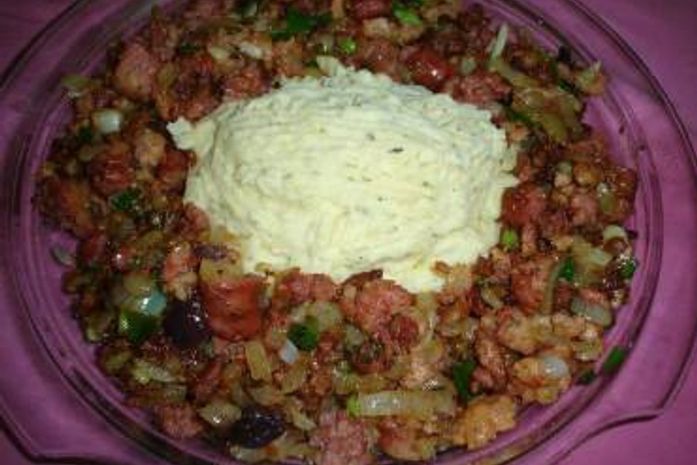 Aprenda aq fazer um delicioso picadinho de linguiça com purê da batatas