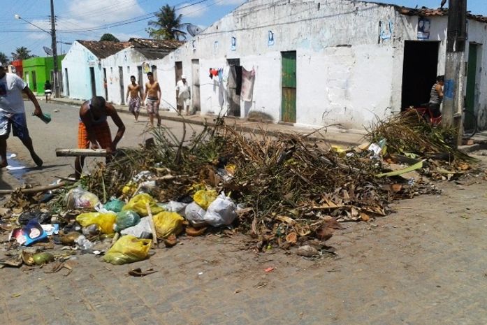 População de Campo Alegre protesta contra deficiência na coleta de lixo 