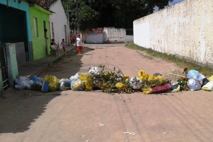 População de Campo Alegre protesta contra deficiência na coleta de lixo