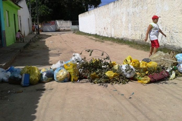 População de Campo Alegre protesta contra deficiência na coleta de lixo
