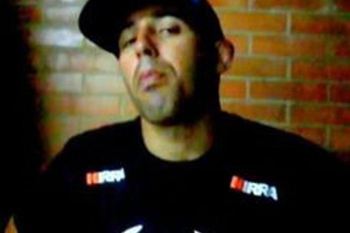 Lutador de MMA agride namorada ao vê-la com outro e é preso