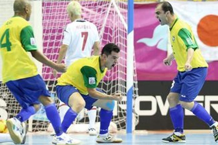 Brasil vence Japão na estreia; Falcão sai de quadra chorando