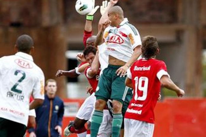 Árbitro alagoano alega que 4º árbitro avisou sobre gol de mão de Barcos