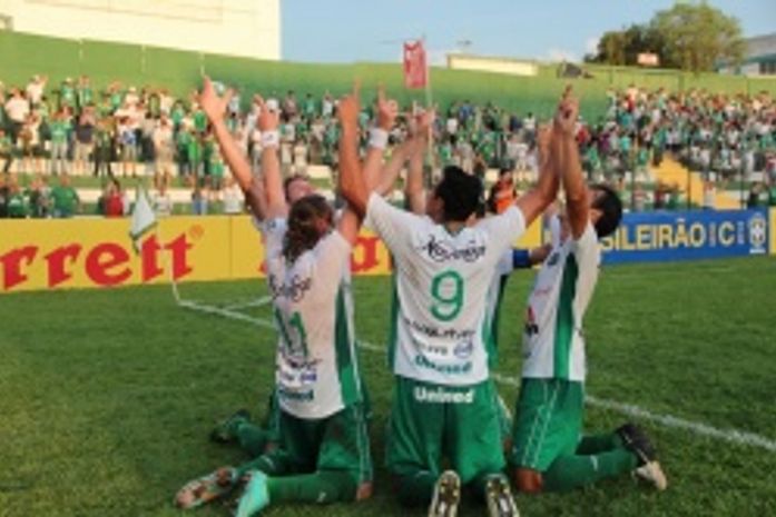 Chapecoense goleia o Luverdense e encaminha vaga para a Série B