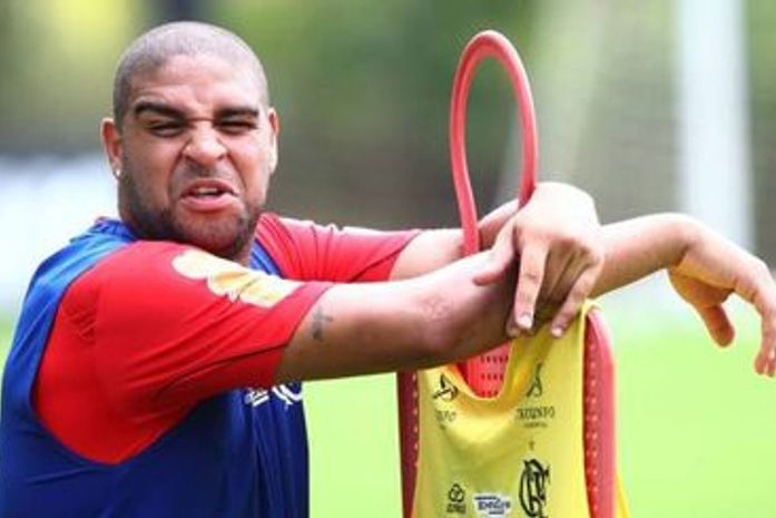 Flamengo - Adriano pede mais tempo para pensar na vida