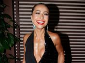 Sabrina Sato aparece em casamento com vestido mega decotado