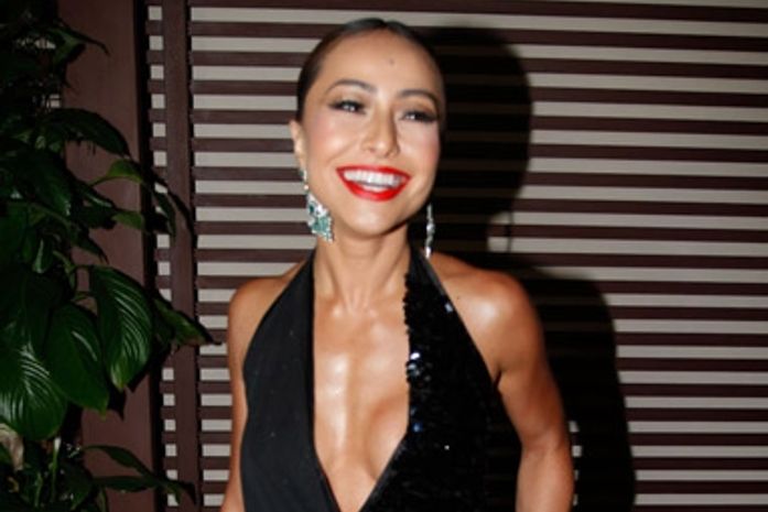 Sabrina Sato aparece em casamento com vestido mega decotado