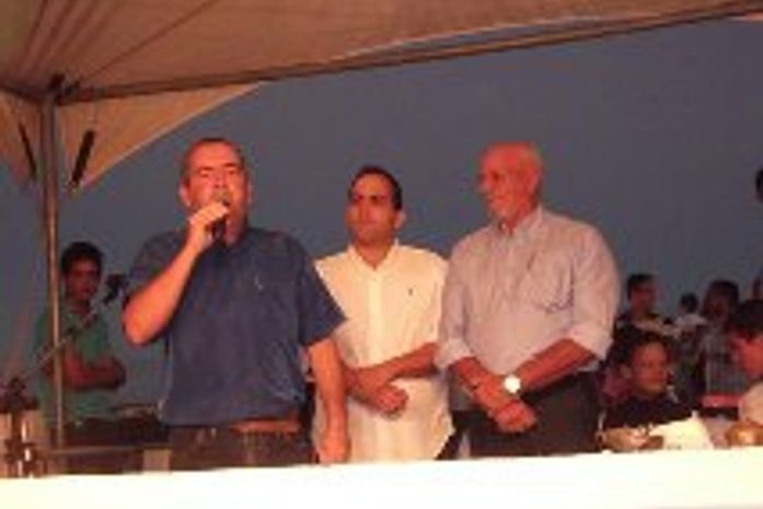 Prefeito do Pilar abandonou literalmente a cidade e demitiu 300 servidores