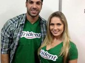 Ex-BBBs Renatinha e Kadu se trancam em banheiro de balada