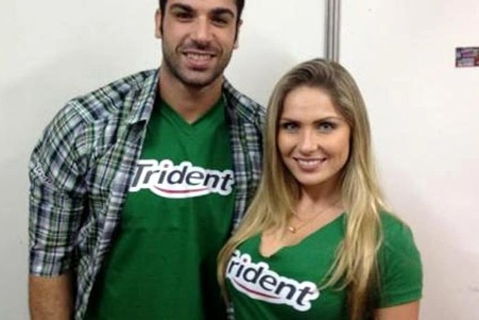 Ex-BBBs Renatinha e Kadu se trancam em banheiro de balada