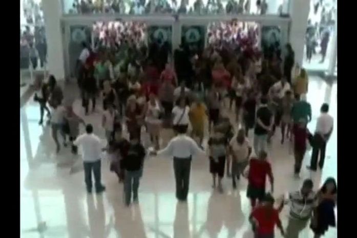 Tumulto em escada rolante durante inauguração de shopping em Recife