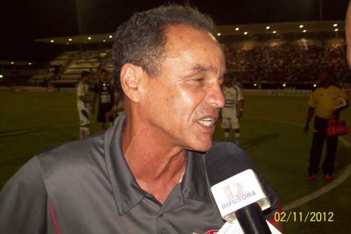 Treinador CRB Roberval Davino