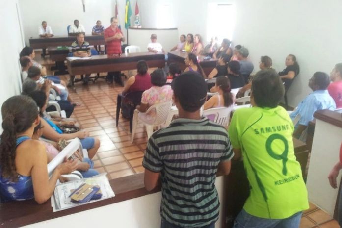 Ronaldo com os servidores em Mata Grande