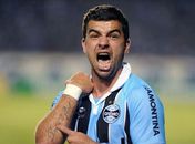 Grêmio vence com gol aos 45min do 2º tempo e encosta no Atlético-MG