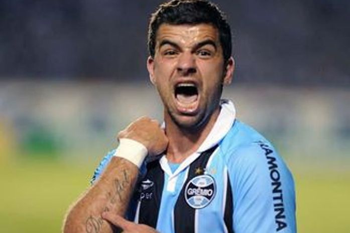 Grêmio vence com gol aos 45min do 2º tempo e encosta no Atlético-MG