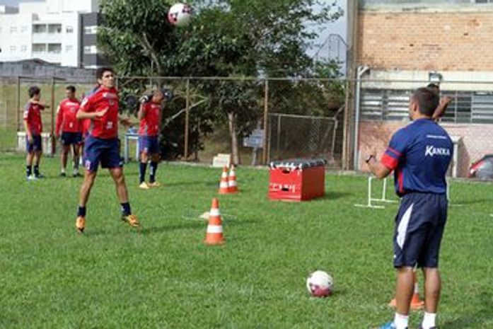 Paraná treina forte para encarar o CRB