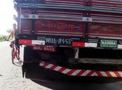 Acidente entre moto e caminhão deixa duas vítimas graves