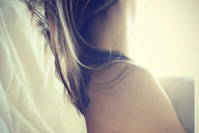 Henri Castelli faz mistério com foto de mulher em seu Instagram