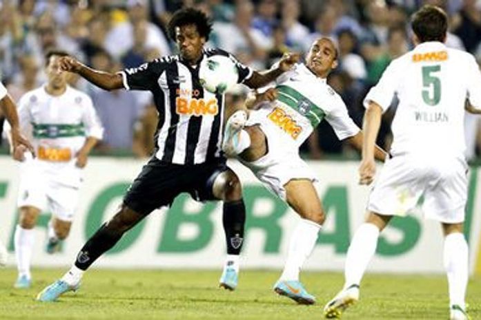 Coritiba 'anula' Ronaldinho, bate Atlético-MG e deixa Fluminense mais perto do título