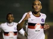 Bahia vence Portuguesa em SP e complica Palmeiras