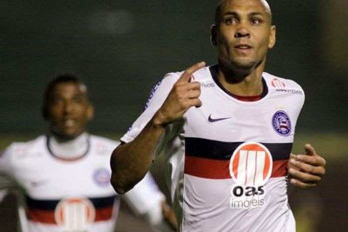 Bahia vence Portuguesa em SP e complica Palmeiras