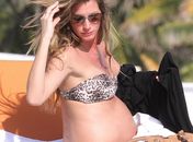 Gisele Bündchen exibe o barrigão de grávida na praia