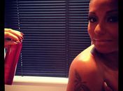 Mel B faz topless e mostra bronzeado em rede social
