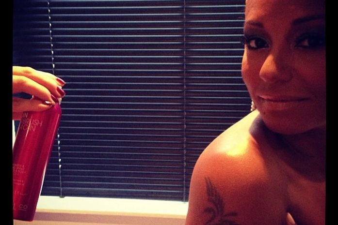 Mel B faz topless e mostra bronzeado em rede social
