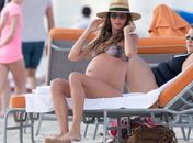 De biquíni, Gisele Bündchen exibe barrigão de gravidez na praia
