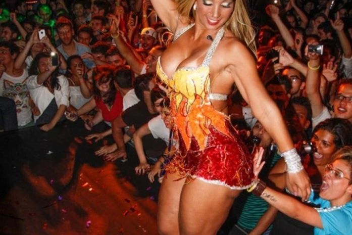 Valesca Popozuda mostra dobrinha do bumbum e leva apalpada em show