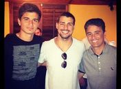 Cauã Reymond encontra ex-jogador Bebeto e o filho em churrascaria