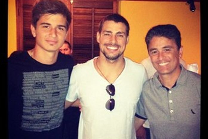 Cauã Reymond encontra ex-jogador Bebeto e o filho em churrascaria