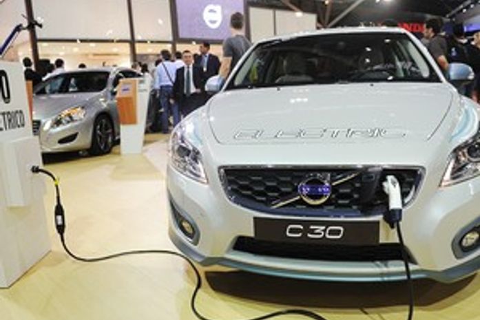 Volvo testa sistema que abastece carro elétrico em 2 h