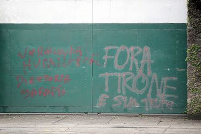 Torcida do Palmeiras picha muros do clube e ameaça presidente de morte