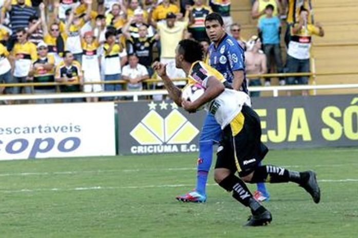 Jussani revela provocação a Zé Carlos antes de pênalti: 'Chupetinha'