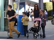 Sem salto! Victoria Beckham leva filhos para parque de diversões