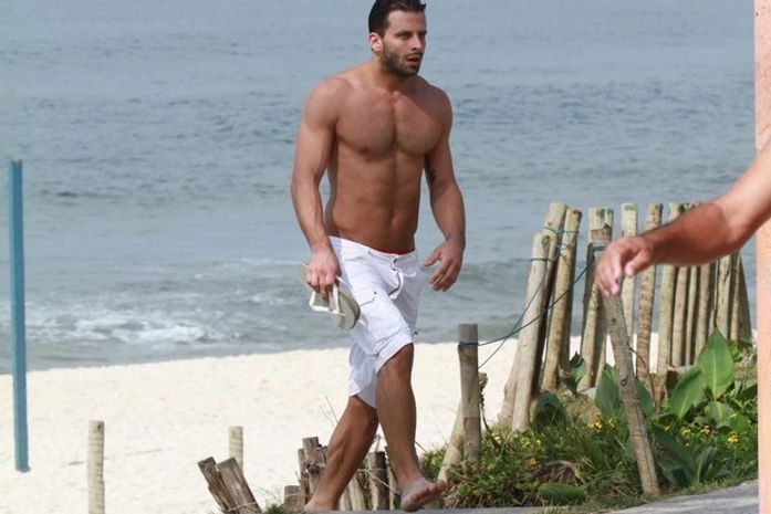 Henri Castelli se bronzeia na praia da Barra da Tijuca, no Rio