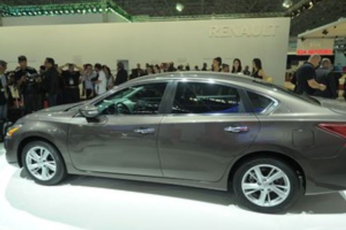 Nissan reduz previsão de lucro, mas investe em emergentes