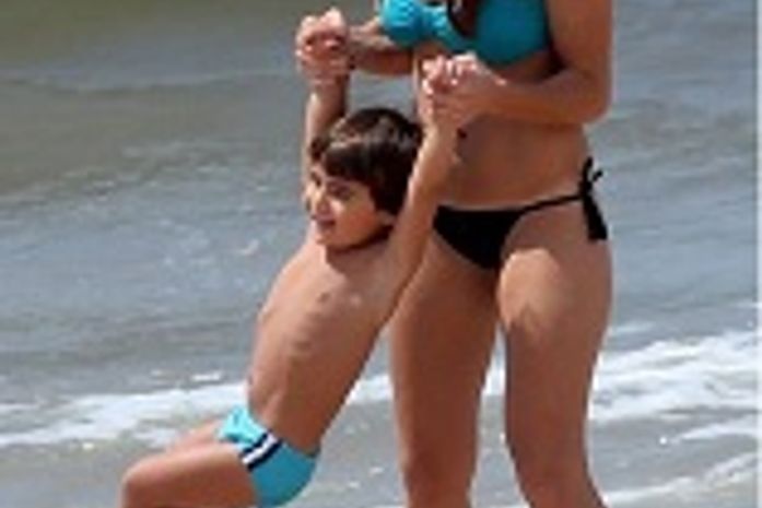 Mariah Rocha usa biquininho em dia de praia com o filho