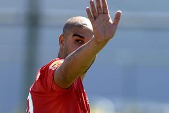 Zinho comunica saída de Adriano do Flamengo:'Fizemos de tudo'