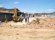 Prefeito Aremilton e Secretario Abelardo Nunes fiscalizando a obra.