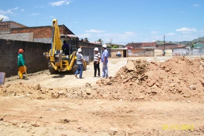 Prefeito Aremilton e Secretario Abelardo Nunes fiscalizando a obra.