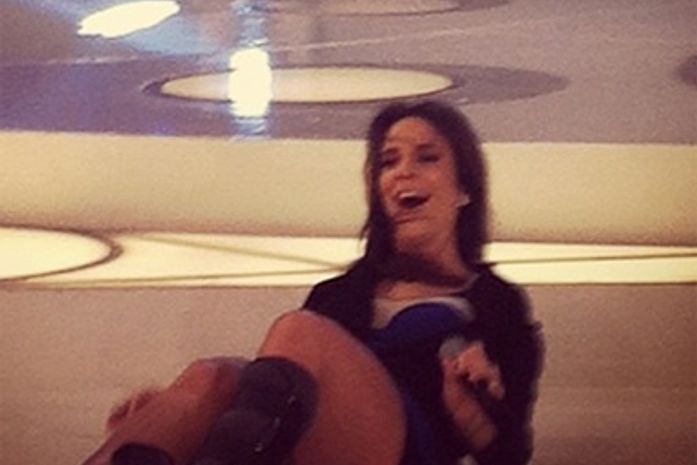 Ivete Sangalo leva tombo durante gravação de programa no SBT