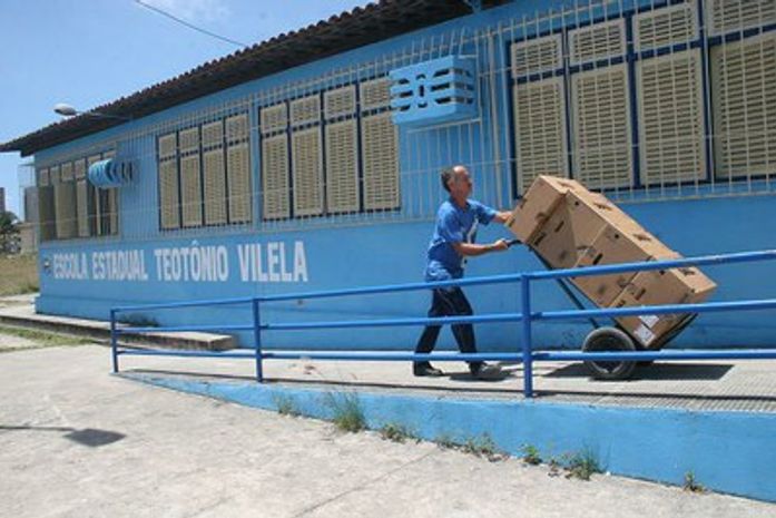Escola Estadual Teotônio Vilela recebe quatro computadores para o setor administrativo da unidade