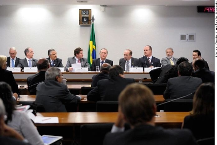 Renan conduziu primeira audiência pública para discutir o assunto