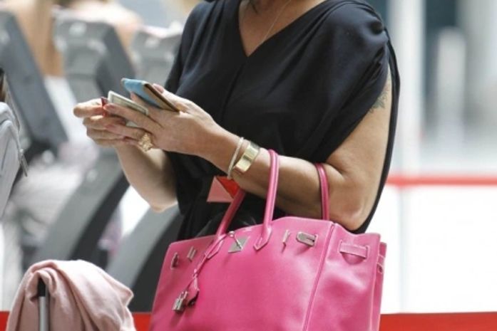 Elegante, Luiza Brunet embarca em aeroporto do Rio