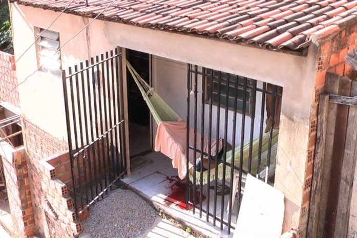 Jovem foi morto em casa