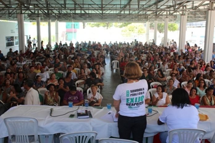 Durante assembleia do Sinteal, servidores decidem pela greve