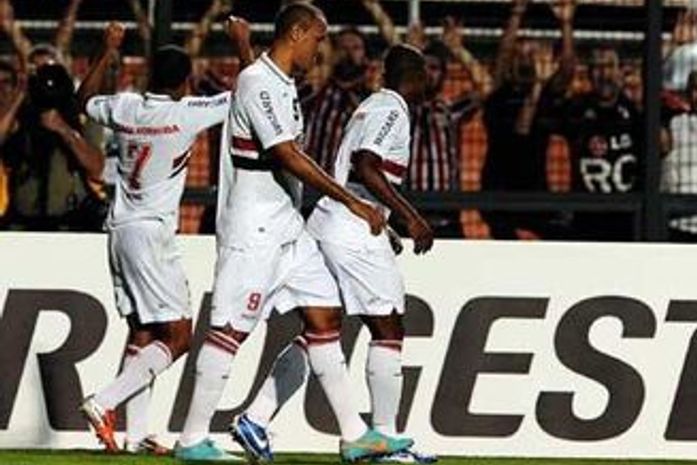 São Paulo marca golaços e está na semi da Sul-Americana